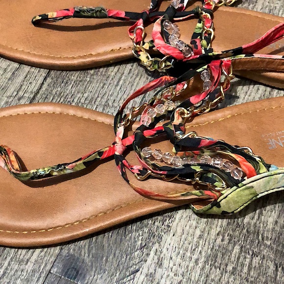 Floral size 9 Sandals with Chains and Beads - Picture 2 of 3